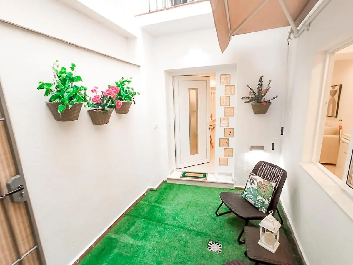 Apartment Carreteria, Central, Cosy With An Andalusian Patio Malaga